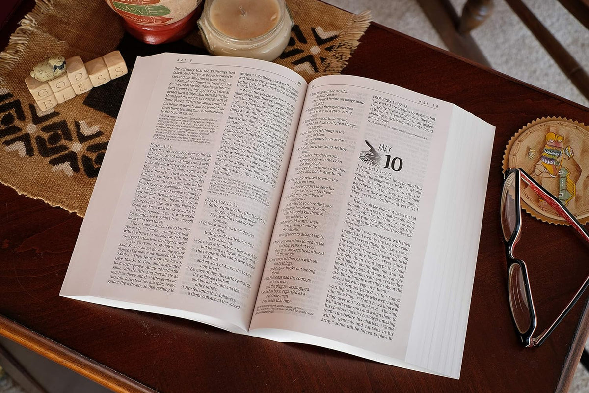 The One Year Bible NLT (Softcover): the Entire Bible in 365 Readings in the Clear and Trusted New Living Translation (One Year Bible: New Living Translation-2)