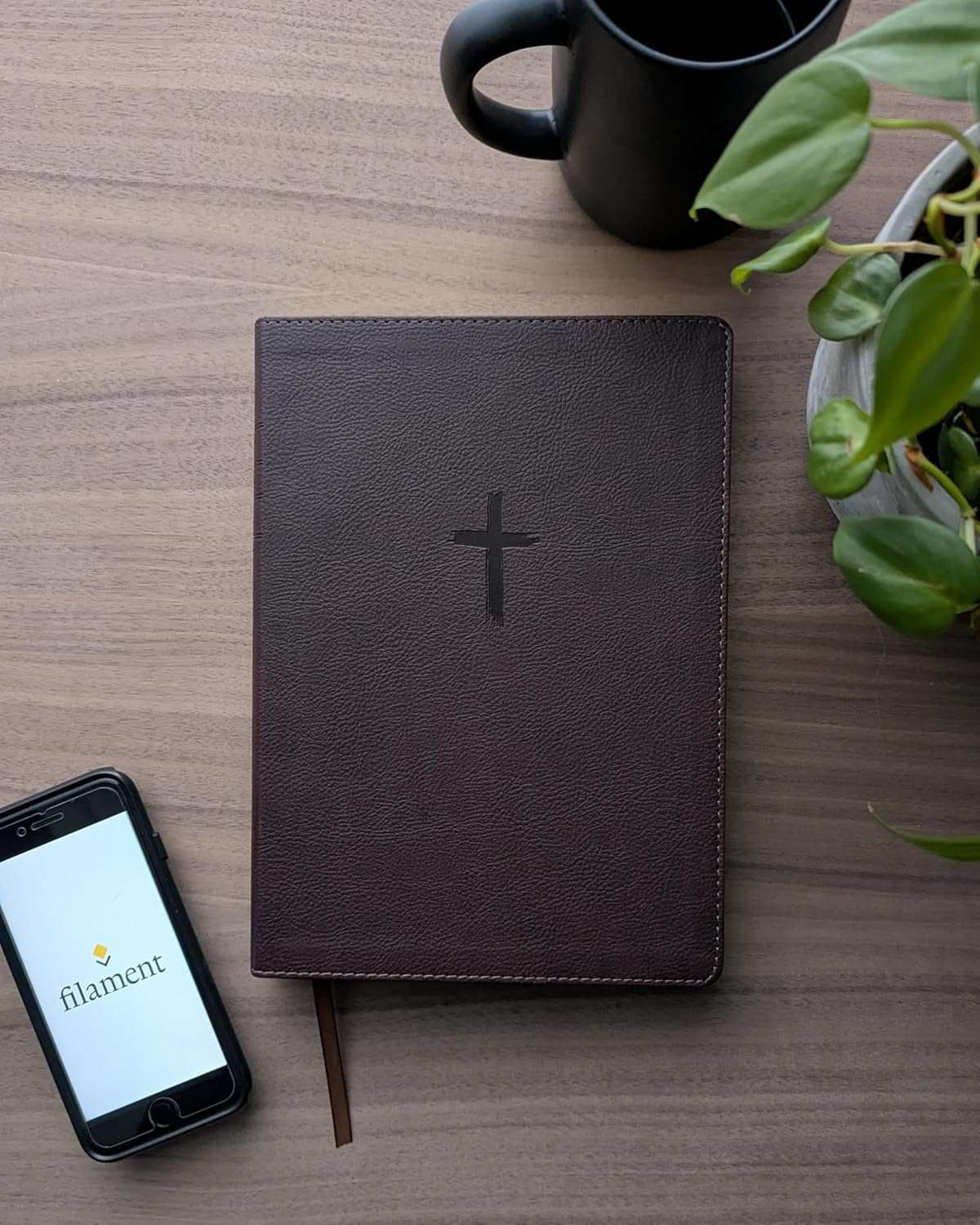 Biblia De Referencia En La Columna Central NTV, Letra Grande Con Filament (Sentipiel, Café, Letra Roja) (Spanish Edition)