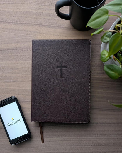 Biblia De Referencia En La Columna Central NTV, Letra Grande Con Filament (Sentipiel, Café, Letra Roja) (Spanish Edition)