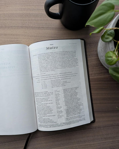 Biblia De Referencia En La Columna Central NTV, Letra Grande Con Filament (Sentipiel, Café, Letra Roja) (Spanish Edition)