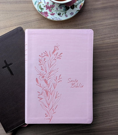 Biblia De Referencia En La Columna Central NTV, Letra Grande Con Filament (Sentipiel, Rosa, Letra Roja) (Spanish Edition)